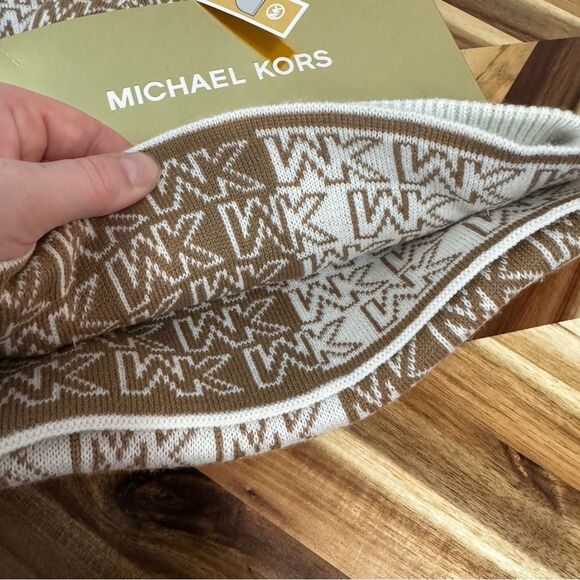 4/$100 Michael Kors Gold Logo Reversible Scarf and Hat Set NWT - Picture 9 of 11